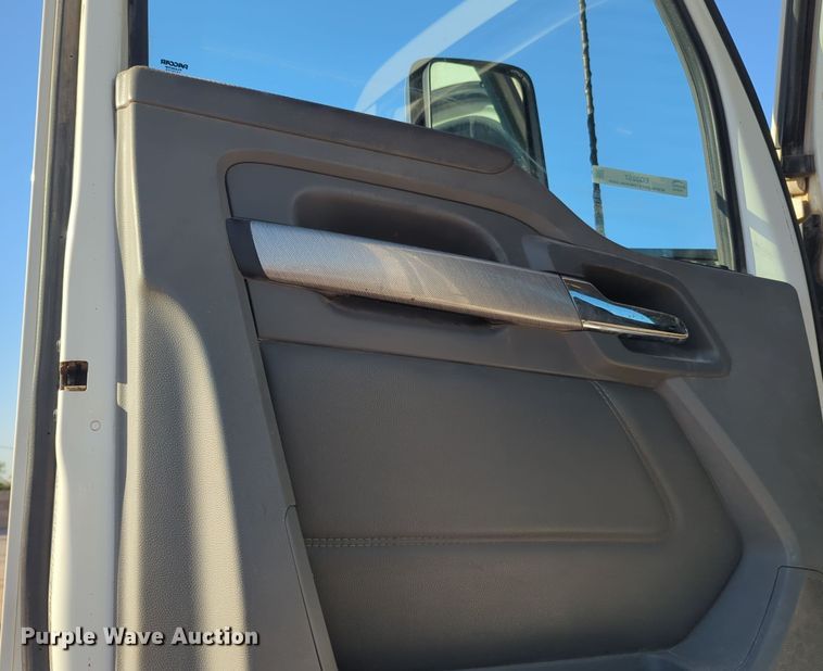 image for item EQ2257 2016 Kenworth T880 semi truck