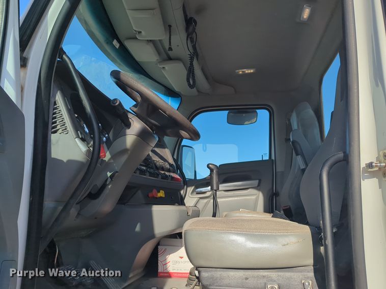 image for item EQ2257 2016 Kenworth T880 semi truck