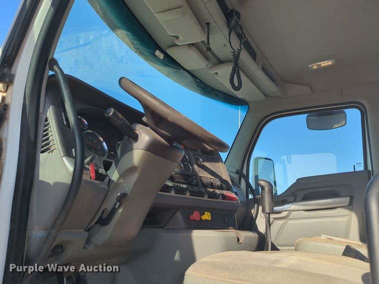 image for item EQ2257 2016 Kenworth T880 semi truck