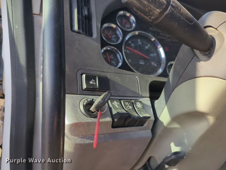 image for item EQ2257 2016 Kenworth T880 semi truck