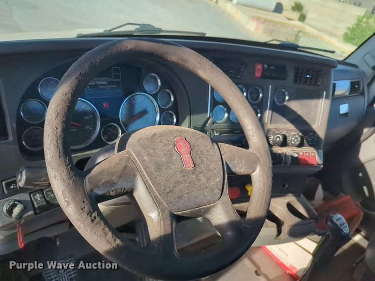 image for item EQ2257 2016 Kenworth T880 semi truck