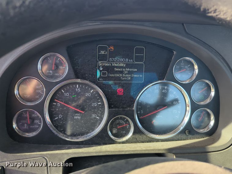 image for item EQ2257 2016 Kenworth T880 semi truck