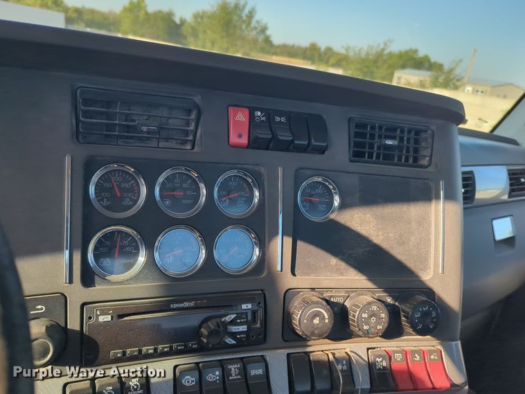 image for item EQ2257 2016 Kenworth T880 semi truck