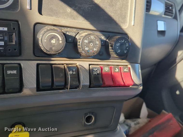 image for item EQ2257 2016 Kenworth T880 semi truck