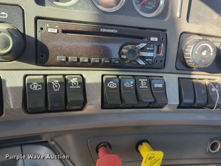image for item EQ2257 2016 Kenworth T880 semi truck