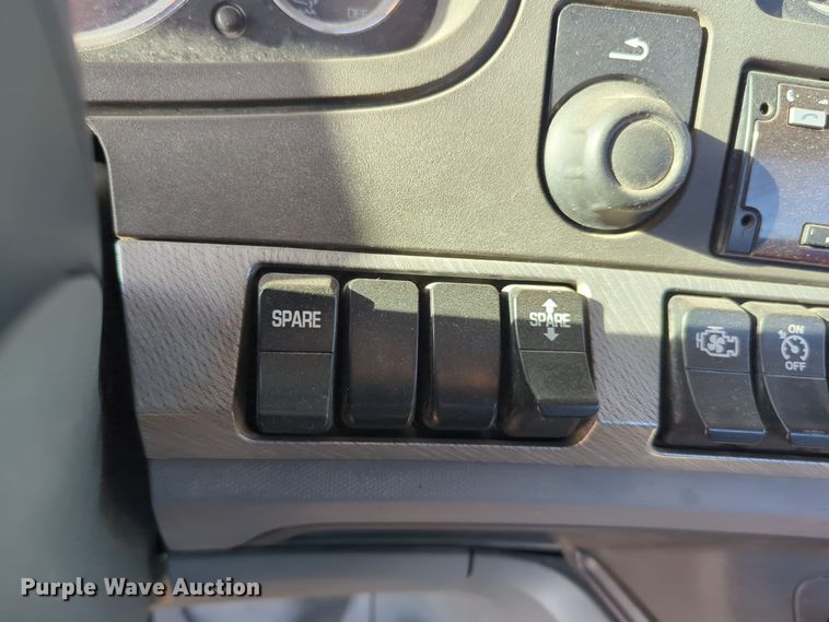 image for item EQ2257 2016 Kenworth T880 semi truck