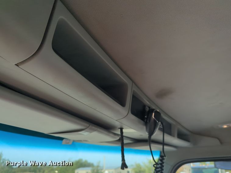 image for item EQ2257 2016 Kenworth T880 semi truck