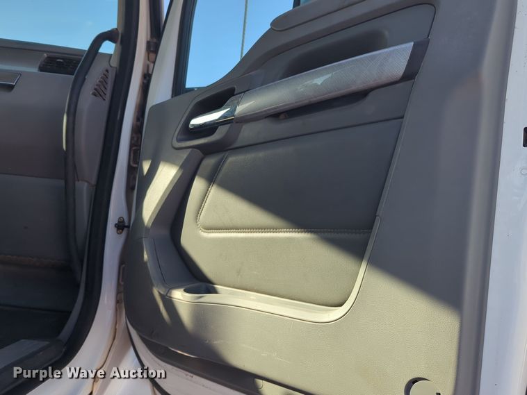 image for item EQ2257 2016 Kenworth T880 semi truck