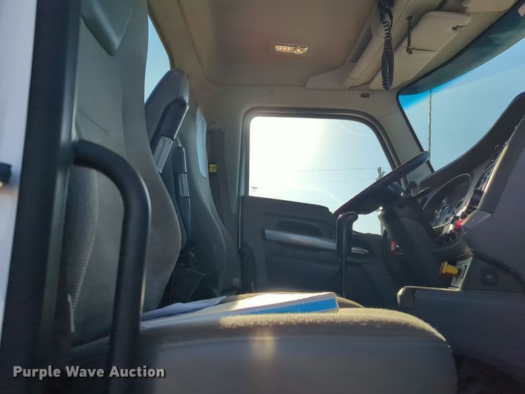 image for item EQ2257 2016 Kenworth T880 semi truck