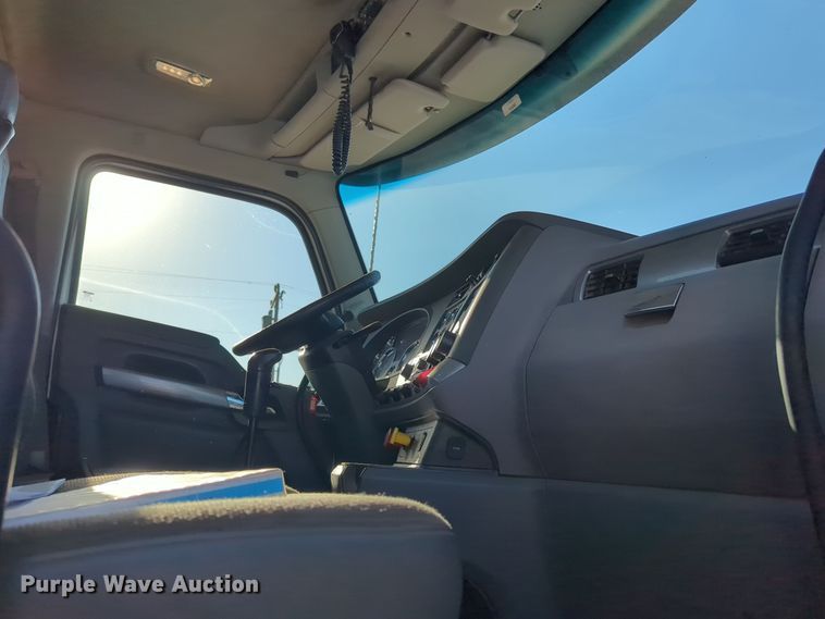 image for item EQ2257 2016 Kenworth T880 semi truck