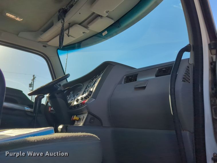 image for item EQ2257 2016 Kenworth T880 semi truck