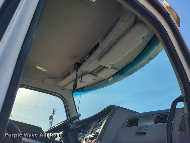 image for item EQ2257 2016 Kenworth T880 semi truck