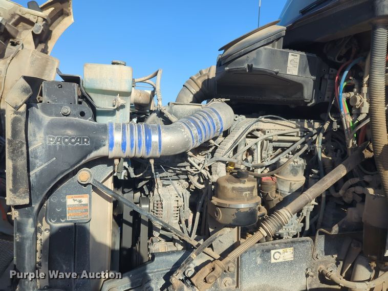 image for item EQ2257 2016 Kenworth T880 semi truck