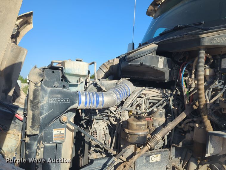 image for item EQ2257 2016 Kenworth T880 semi truck