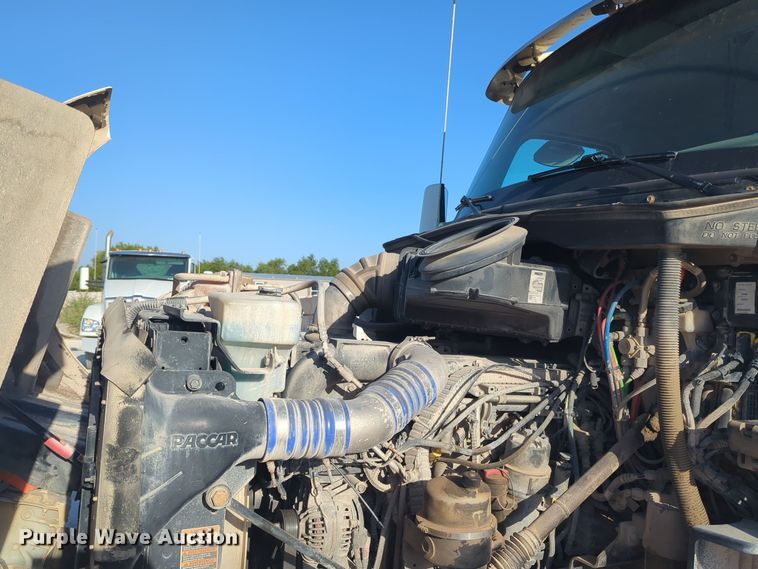 image for item EQ2257 2016 Kenworth T880 semi truck