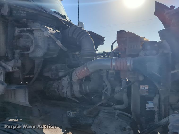 image for item EQ2257 2016 Kenworth T880 semi truck