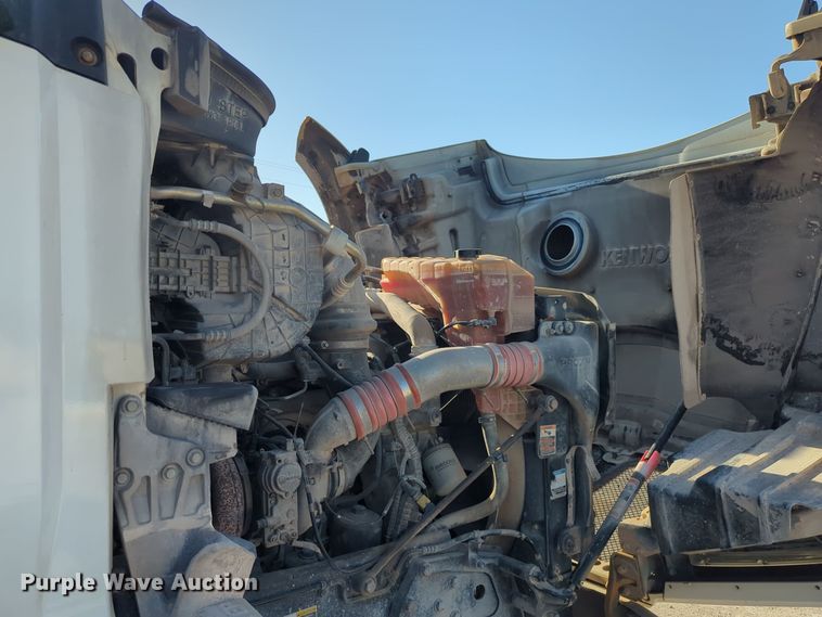 image for item EQ2257 2016 Kenworth T880 semi truck