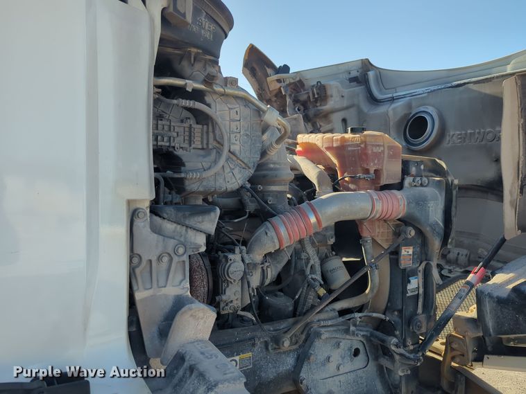 image for item EQ2257 2016 Kenworth T880 semi truck