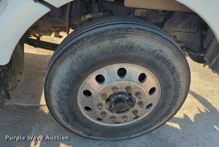 image for item EQ2257 2016 Kenworth T880 semi truck