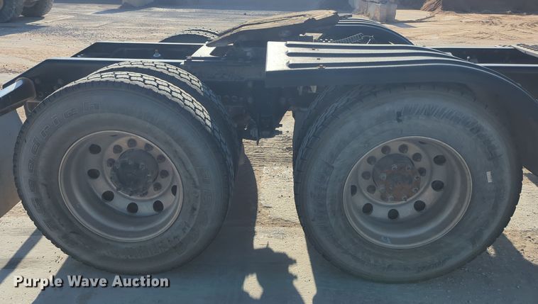 image for item EQ2257 2016 Kenworth T880 semi truck