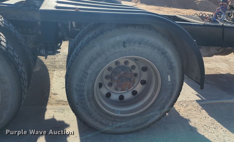 image for item EQ2257 2016 Kenworth T880 semi truck