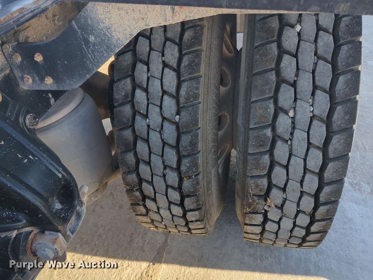 image for item EQ2257 2016 Kenworth T880 semi truck