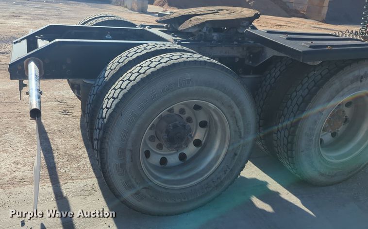 image for item EQ2257 2016 Kenworth T880 semi truck