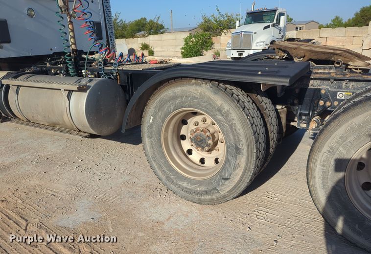 image for item EQ2257 2016 Kenworth T880 semi truck