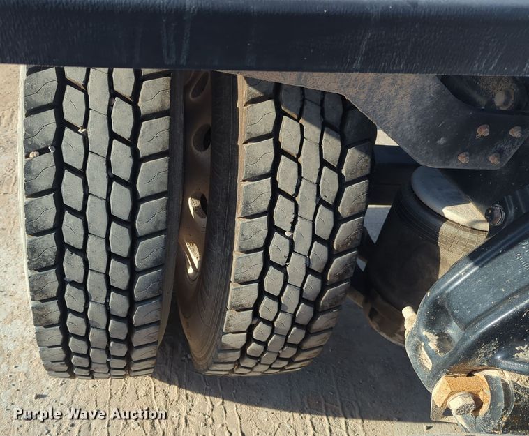 image for item EQ2257 2016 Kenworth T880 semi truck