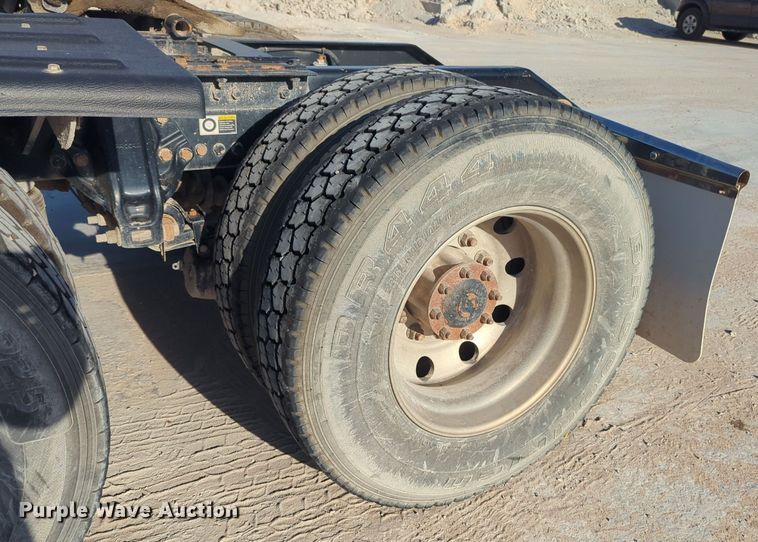 image for item EQ2257 2016 Kenworth T880 semi truck