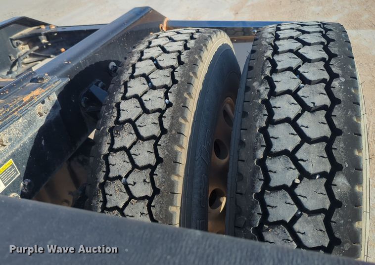 image for item EQ2257 2016 Kenworth T880 semi truck