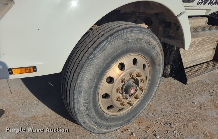 image for item EQ2257 2016 Kenworth T880 semi truck