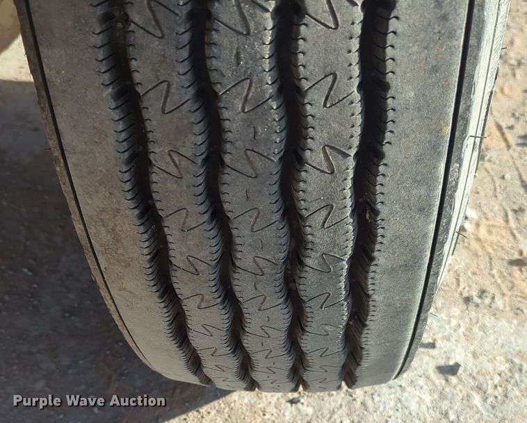 image for item EQ2257 2016 Kenworth T880 semi truck