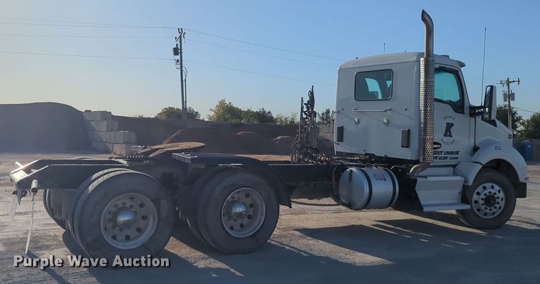 image for item EQ2261 2016 Kenworth  T880 semi truck