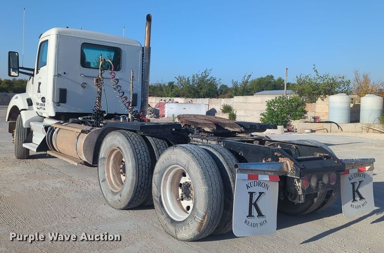 image for item EQ2261 2016 Kenworth  T880 semi truck