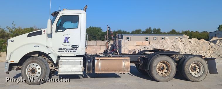 image for item EQ2261 2016 Kenworth  T880 semi truck