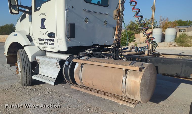 image for item EQ2261 2016 Kenworth  T880 semi truck