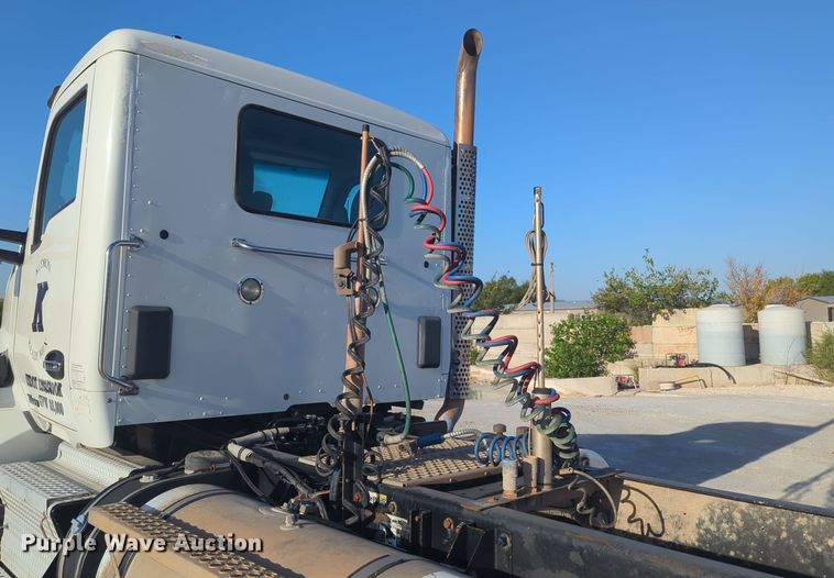 image for item EQ2261 2016 Kenworth  T880 semi truck