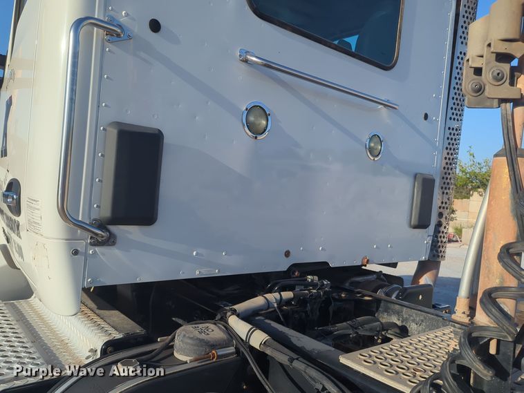 image for item EQ2261 2016 Kenworth  T880 semi truck