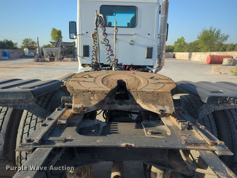 image for item EQ2261 2016 Kenworth  T880 semi truck