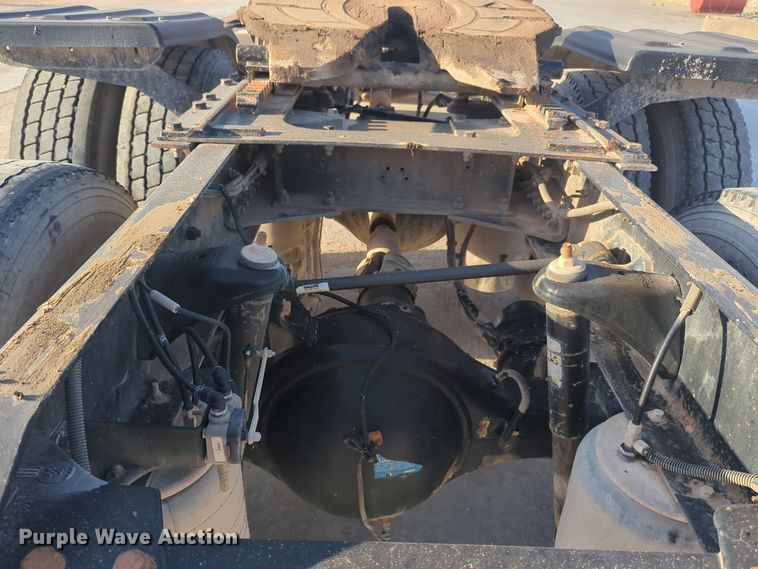 image for item EQ2261 2016 Kenworth  T880 semi truck