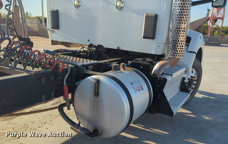 image for item EQ2261 2016 Kenworth  T880 semi truck