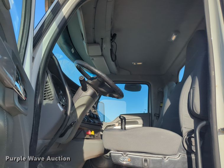 image for item EQ2261 2016 Kenworth  T880 semi truck