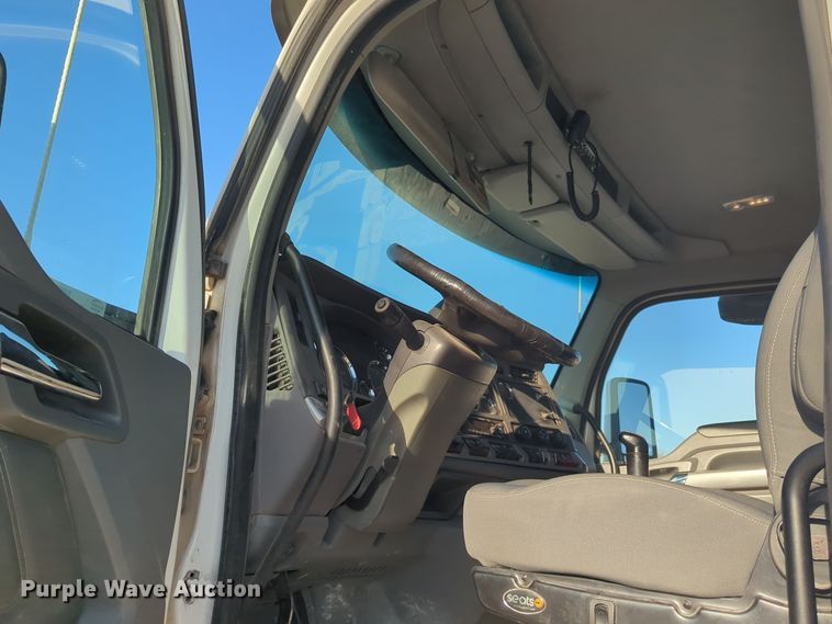 image for item EQ2261 2016 Kenworth  T880 semi truck