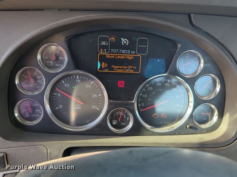 image for item EQ2261 2016 Kenworth  T880 semi truck