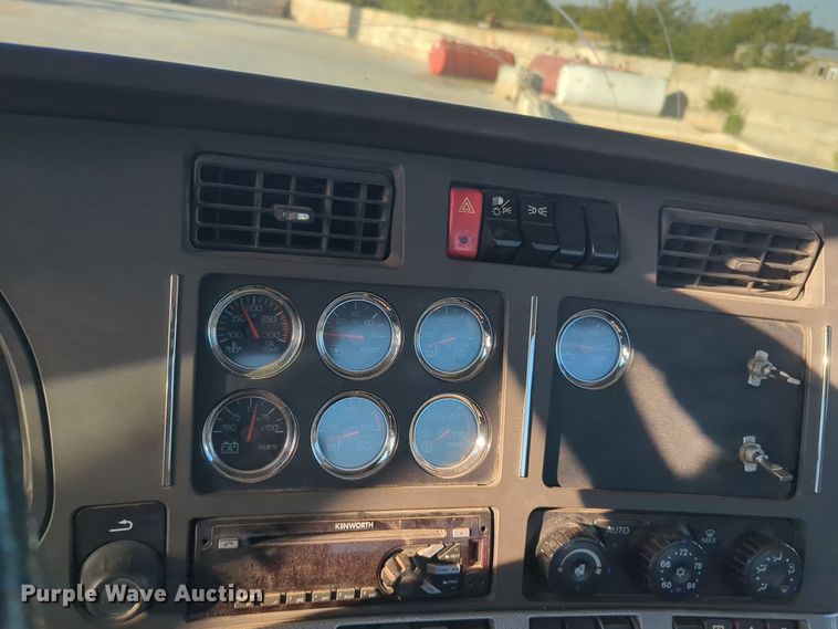 image for item EQ2261 2016 Kenworth  T880 semi truck