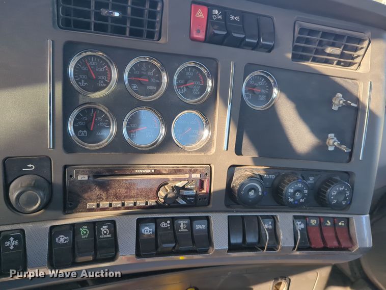 image for item EQ2261 2016 Kenworth  T880 semi truck
