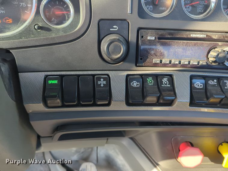 image for item EQ2261 2016 Kenworth  T880 semi truck