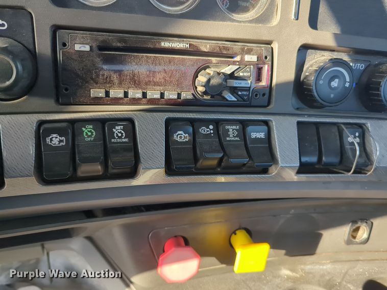 image for item EQ2261 2016 Kenworth  T880 semi truck