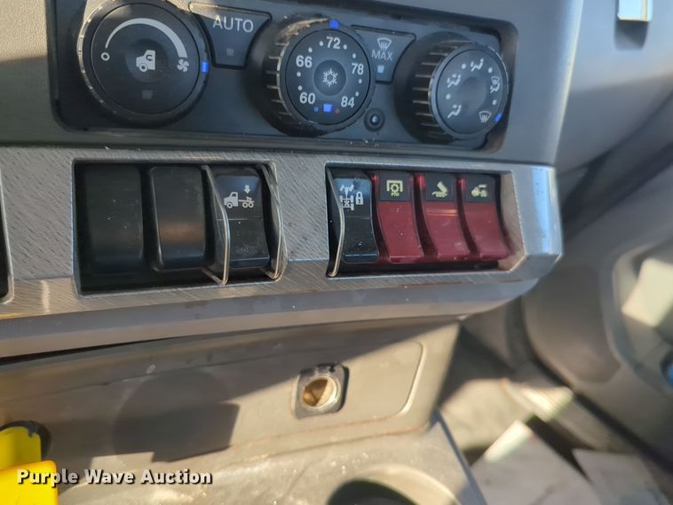 image for item EQ2261 2016 Kenworth  T880 semi truck